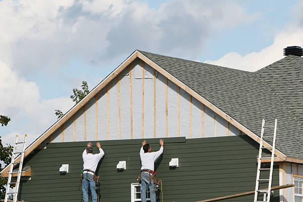Professional Siding Contractor technician working in Nobleton, FL